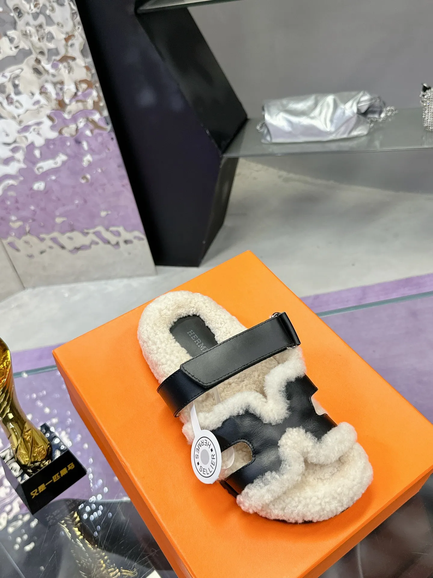 Factory price: 500💰 HERMES💗Ai Ma’s classic hot style second uncle🐑wool mop🆕 is coming. A must-have item for autumn and winter ✅ Versatile and fashionable at home and out on the street 🍀The colors are extremely colorful! Walking Tuscany! T men's shoes 💰R non-slip outsole super light ️ super comfortable on the feet without any binding feeling I can't stop drinking coffee ☕ my second uncle's slippers I can't take off Size number: 35-40 (41 made to order, non-refundable)